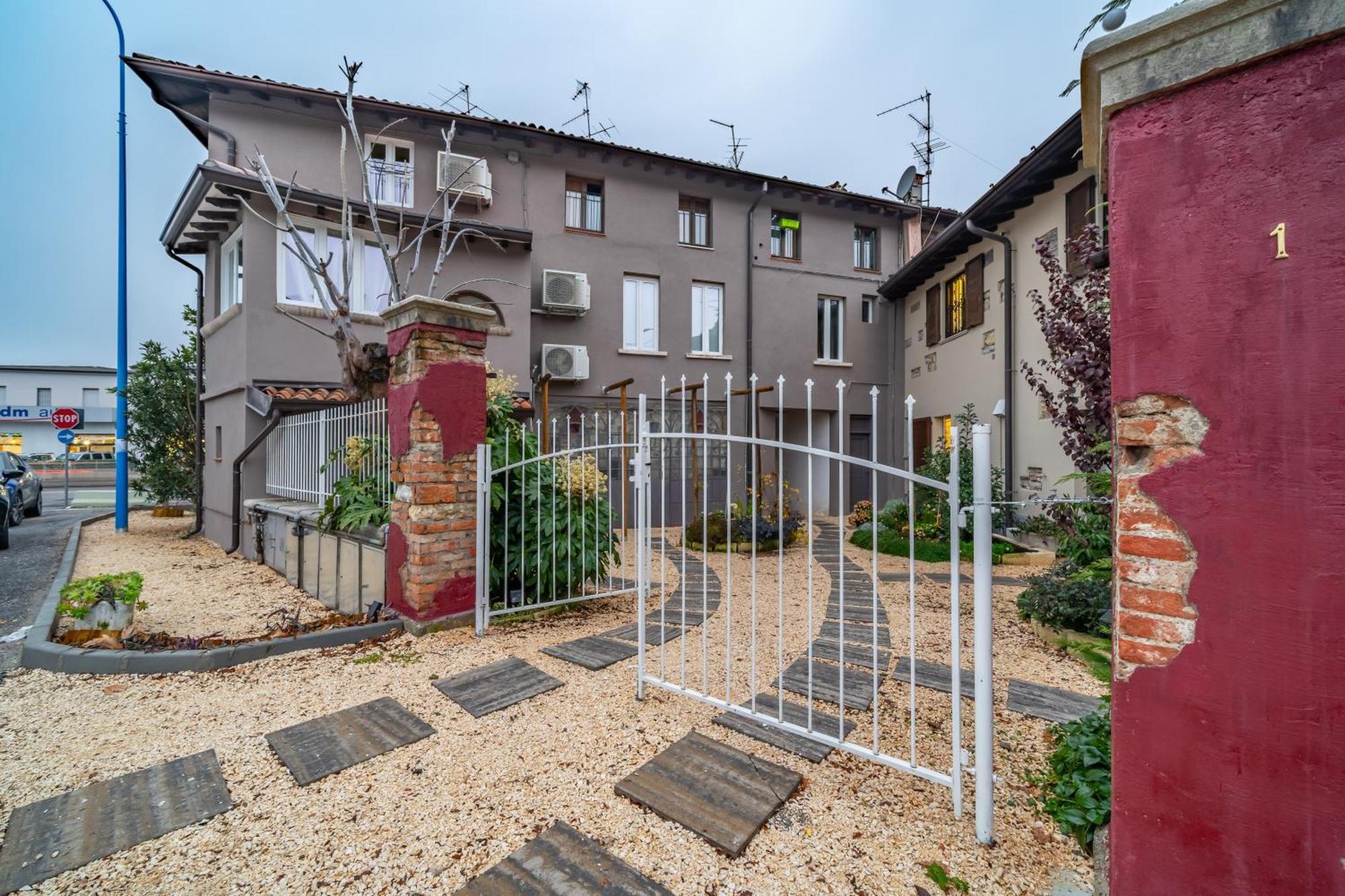Cascina Conicchio - Metro Station - By Host4U Apartment Бреша Екстериор снимка