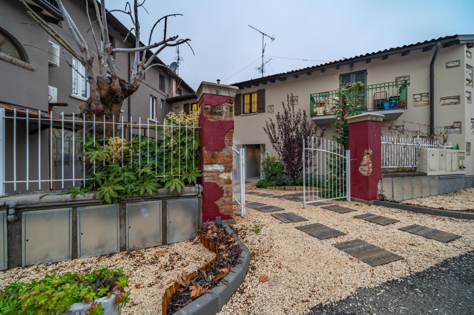 Cascina Conicchio - Metro Station - By Host4U Apartment Бреша Екстериор снимка